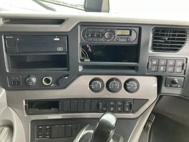 令和02年06月中古大型トラクタヘッド日産UDクオンの画像33