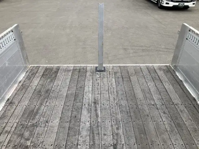 令和2年 いすゞ 4tアルミ平 62ワイド ベッド付き 床:木 積載:3,150㎏ 距離:38万㎞の画像13