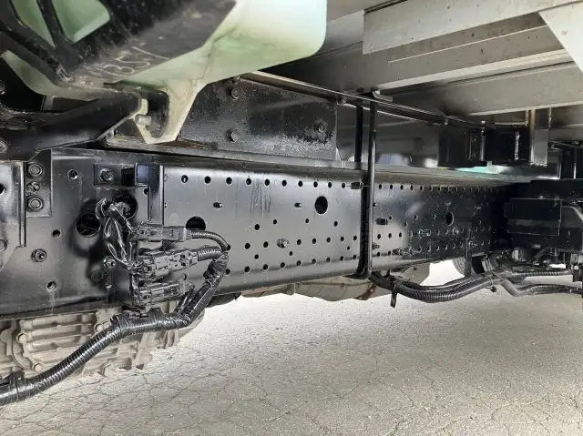 令和2年 いすゞ 4tアルミ平 62ワイド ベッド付き 床:木 積載:3,150㎏ 距離:38万㎞の画像15