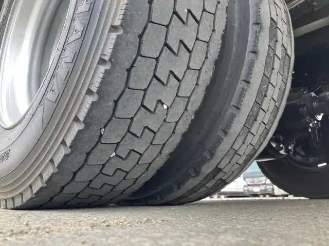 令和2年 いすゞ 4tアルミ平 62ワイド ベッド付き 床:木 積載:3,150㎏ 距離:38万㎞の画像32