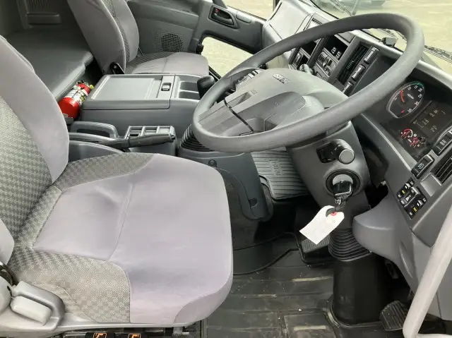 令和2年 いすゞ 4tアルミ平 62ワイド ベッド付き 床:木 積載:3,150㎏ 距離:38万㎞の画像33