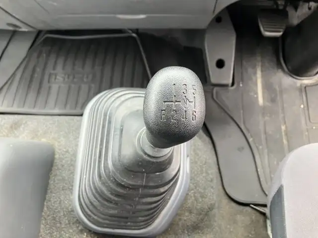 令和2年 いすゞ 4tアルミ平 62ワイド ベッド付き 床:木 積載:3,150㎏ 距離:38万㎞の画像38