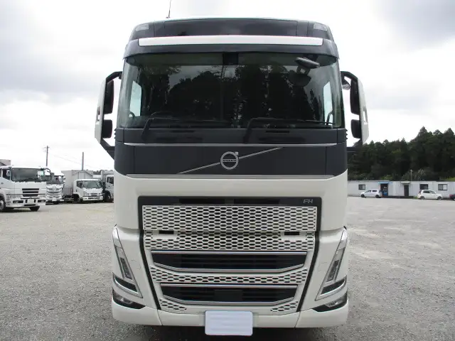 令和6年 ボルボ トラクタ 中間尺 デフロック付 460馬力 AT 第五輪:11,500㎏ 距離:113,000㎞の画像2