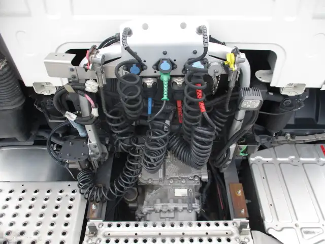 令和6年 ボルボ トラクタ 中間尺 デフロック付 460馬力 AT 第五輪:11,500㎏ 距離:113,000㎞の画像28