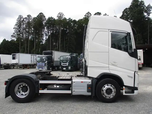 令和6年 ボルボ トラクタ 中間尺 デフロック付 460馬力 AT 第五輪:11,500㎏ 距離:113,000㎞の画像4