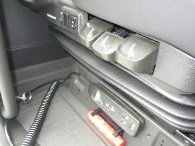 令和6年 ボルボ トラクタ 中間尺 デフロック付 460馬力 AT 第五輪:11,500㎏ 距離:113,000㎞の画像32