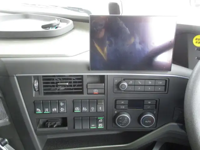 令和6年 ボルボ トラクタ 中間尺 デフロック付 460馬力 AT 第五輪:11,500㎏ 距離:113,000㎞の画像37