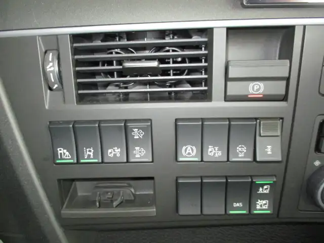 令和6年 ボルボ トラクタ 中間尺 デフロック付 460馬力 AT 第五輪:11,500㎏ 距離:113,000㎞の画像38