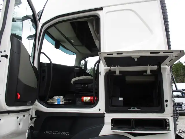 令和6年 ボルボ トラクタ 中間尺 デフロック付 460馬力 AT 第五輪:11,500㎏ 距離:113,000㎞の画像46