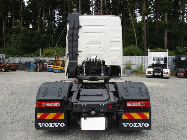 令和6年 ボルボ トラクタ 中間尺 デフロック付 460馬力 AT 第五輪:11,500㎏ 距離:113,000㎞の画像6