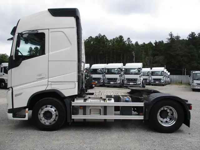 令和6年 ボルボ トラクタ 中間尺 デフロック付 460馬力 AT 第五輪:11,500㎏ 距離:113,000㎞の画像8