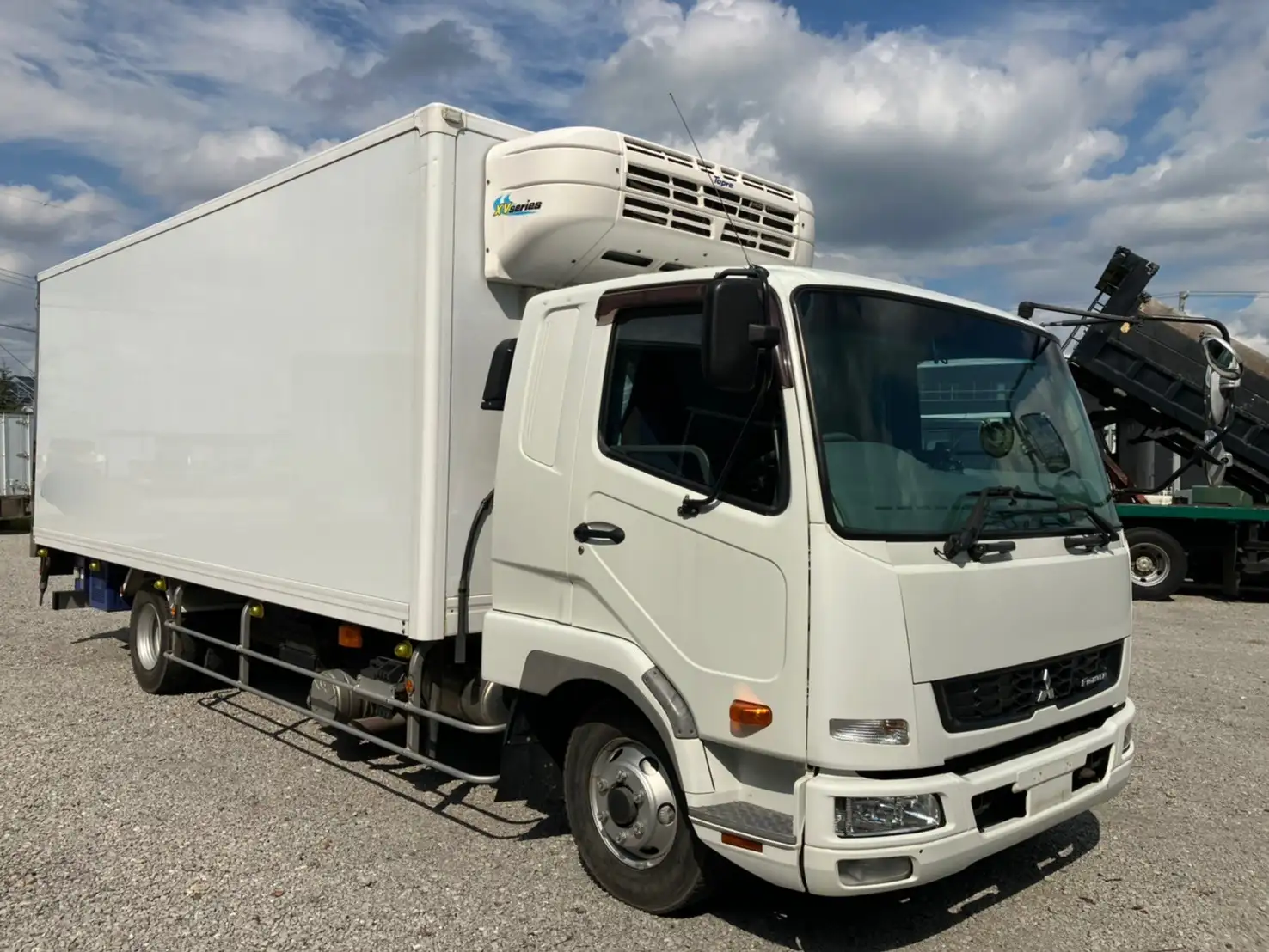 平成30年02月中古中型冷凍バン・ウィング三菱ふそうキャンターの画像2