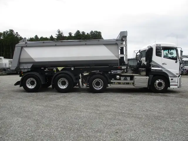 令和01年/平成31年08月中古大型トラクタヘッド日産UDクオンの画像4