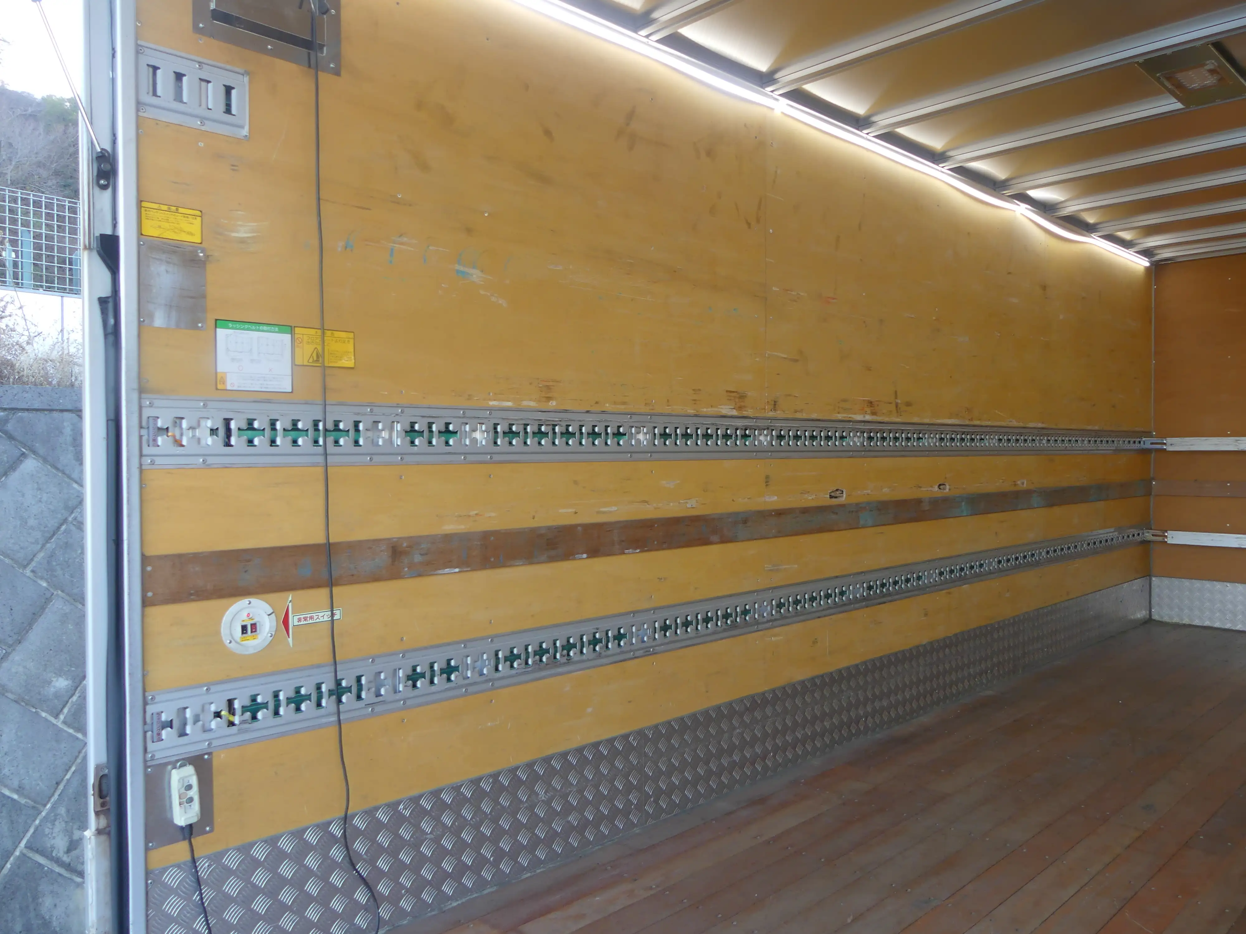 平成30年05月中古中型アルミバン・ウィングいすゞフォワードの画像9