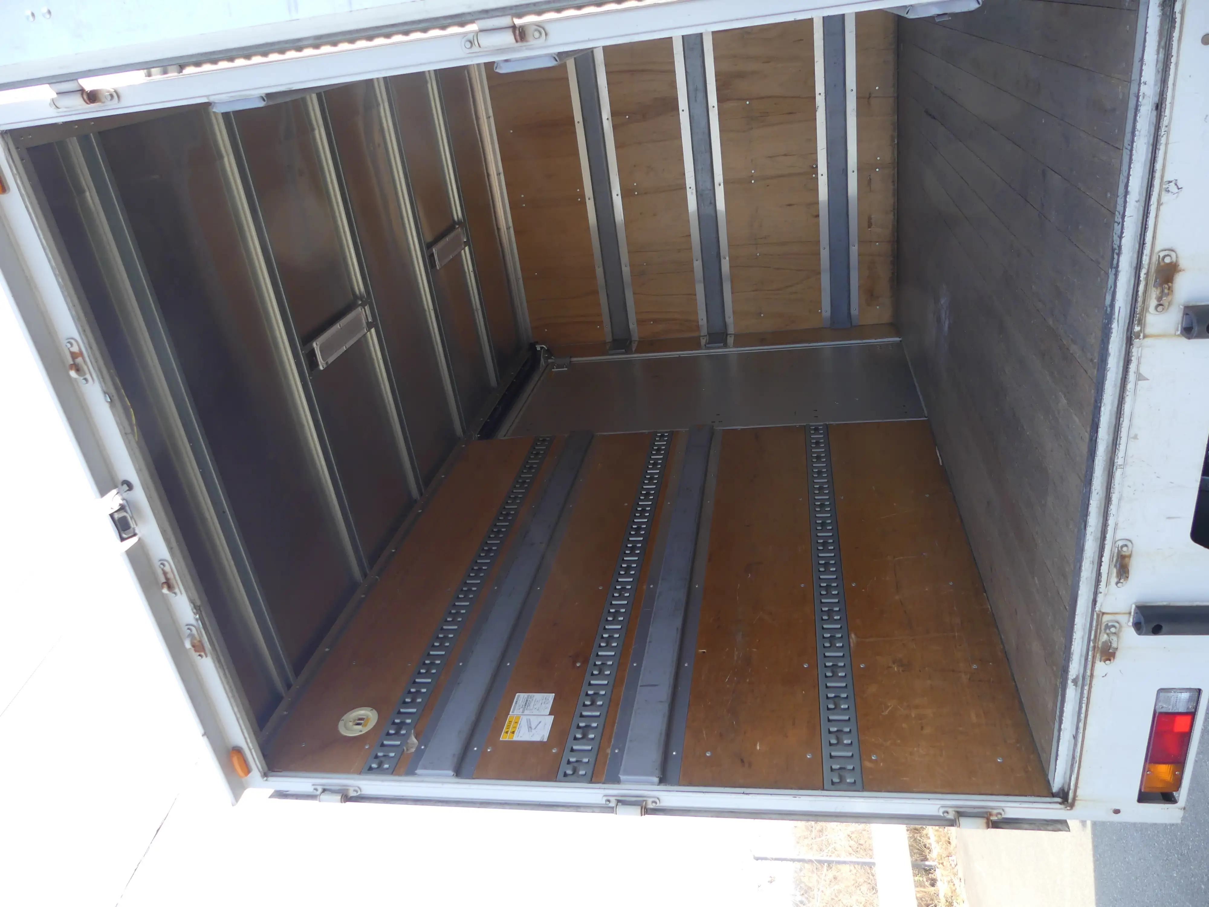 平成29年12月中古小型アルミバン・ウィング三菱ふそうキャンターの画像9