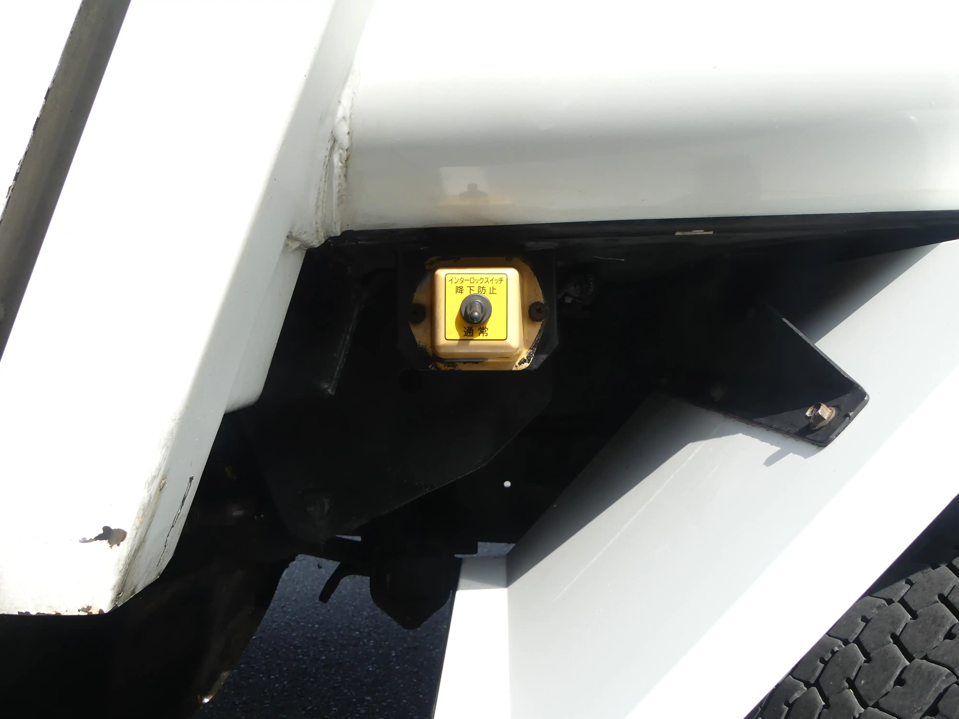 平成23年06月中古中型ミキサー車・高所作業車・その他特装車いすゞフォワードの画像23