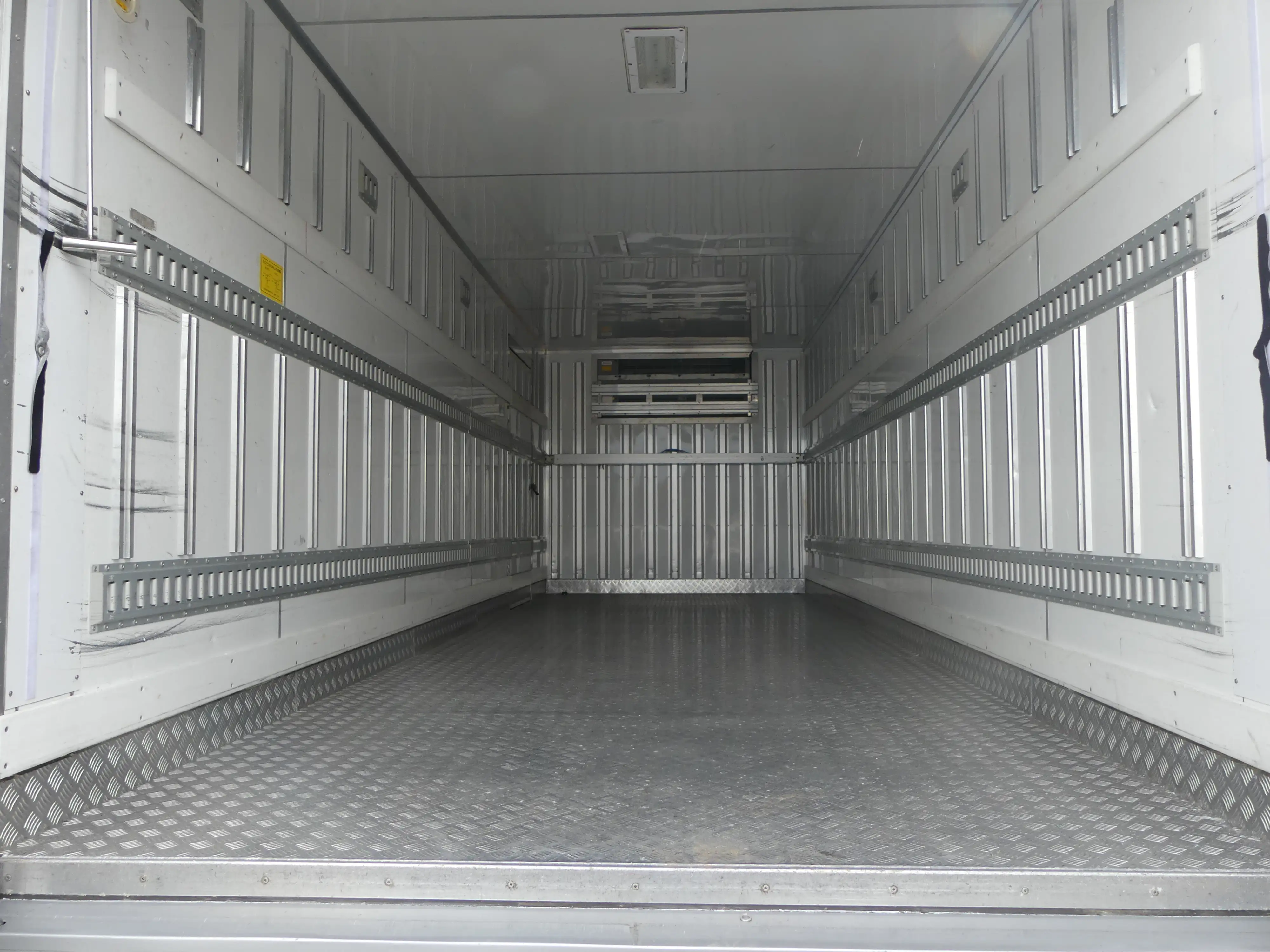 平成28年12月中古中型冷凍バン・ウィングいすゞフォワードの画像14