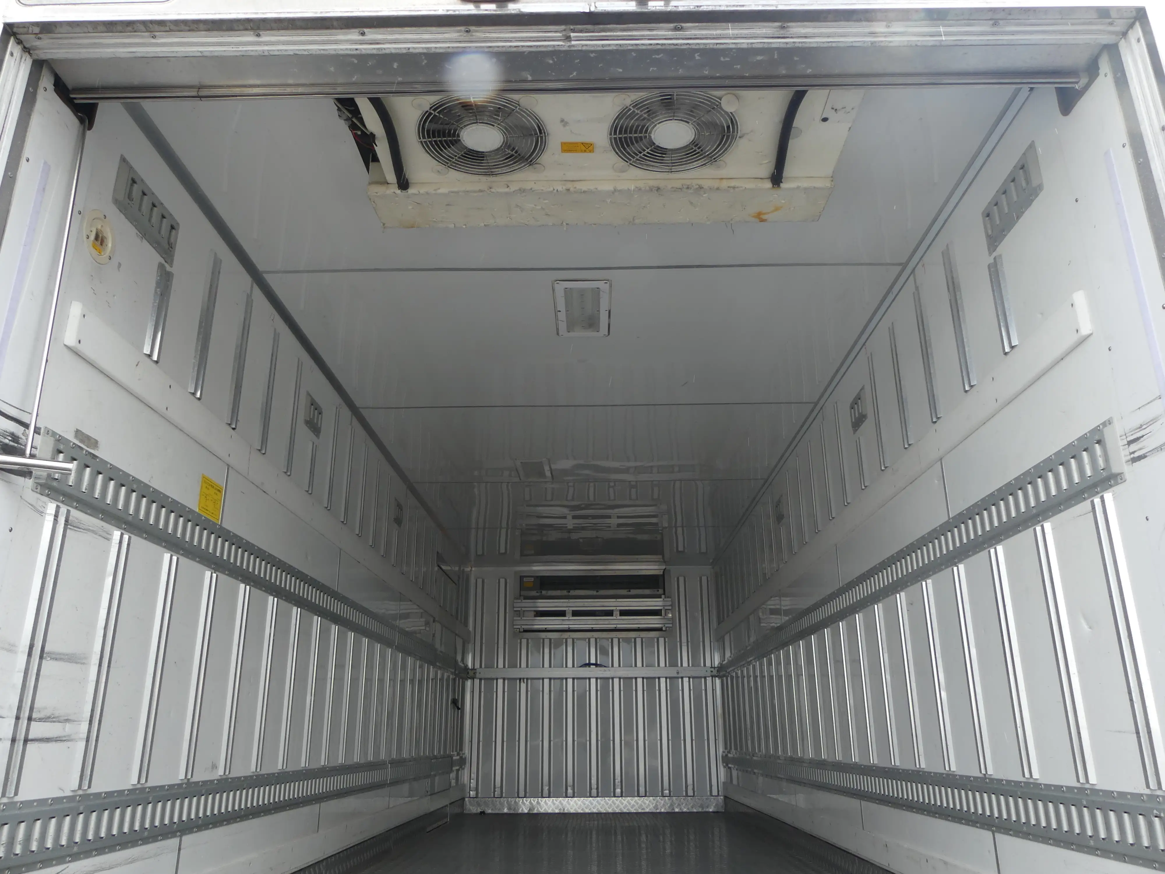 平成28年12月中古中型冷凍バン・ウィングいすゞフォワードの画像16