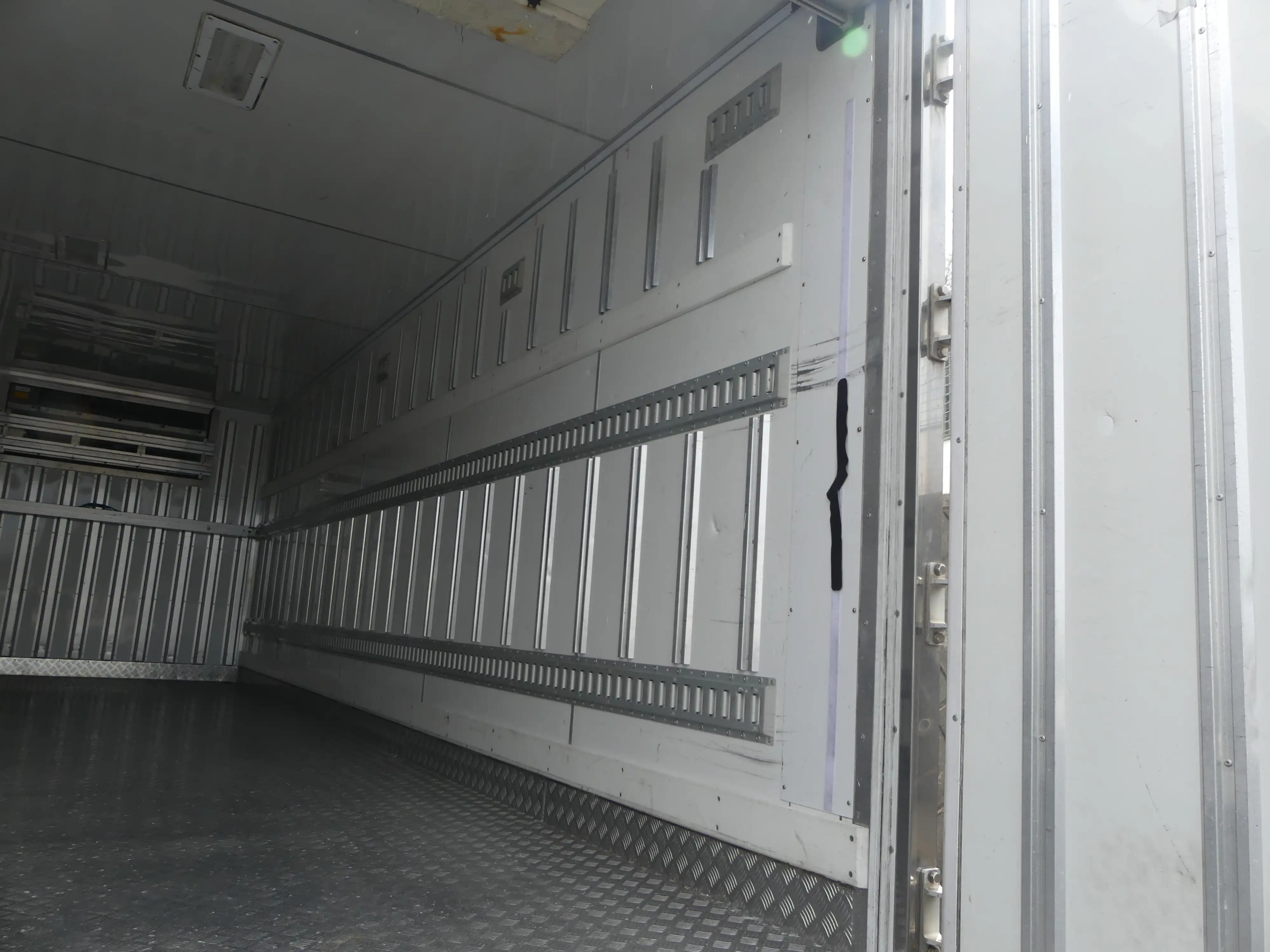 平成28年12月中古中型冷凍バン・ウィングいすゞフォワードの画像19