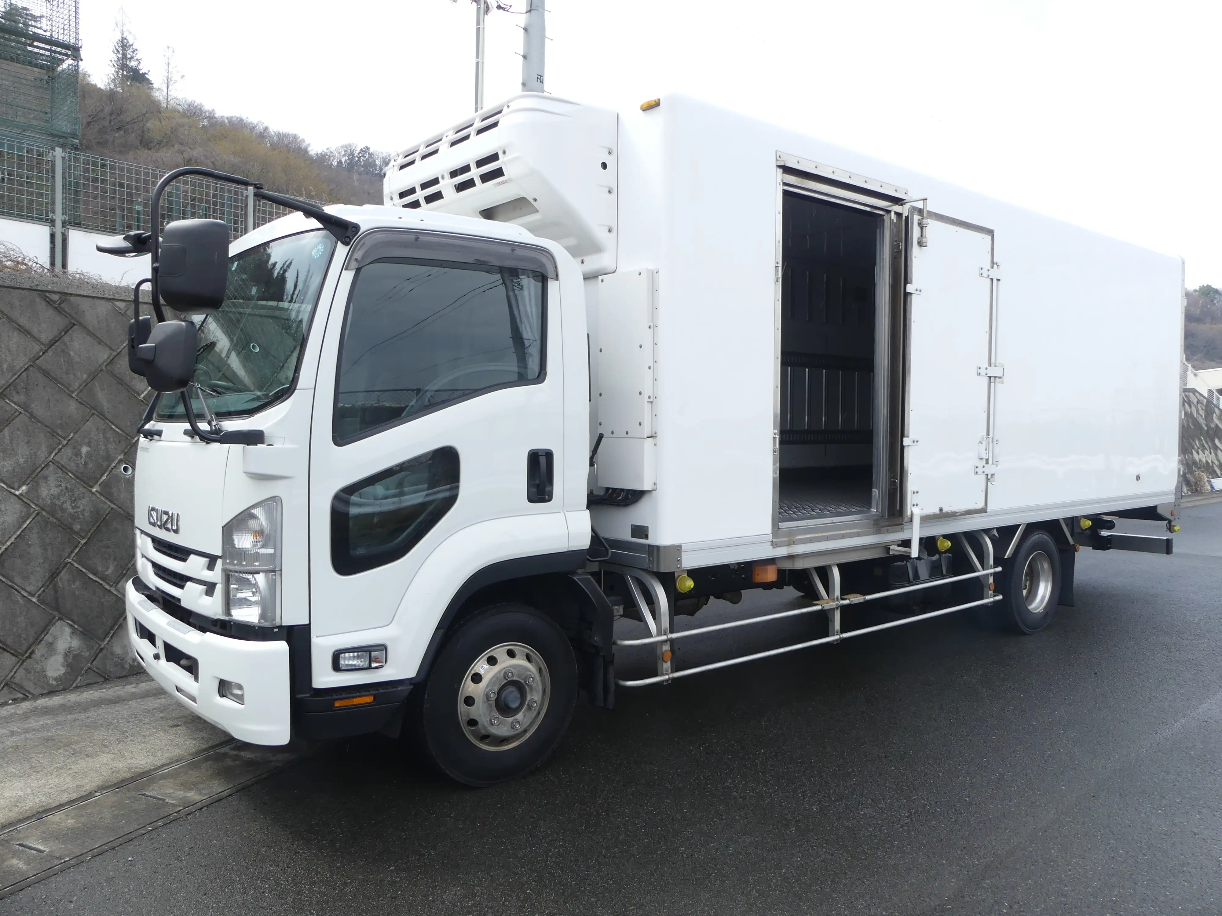 平成28年12月中古中型冷凍バン・ウィングいすゞフォワードの画像3