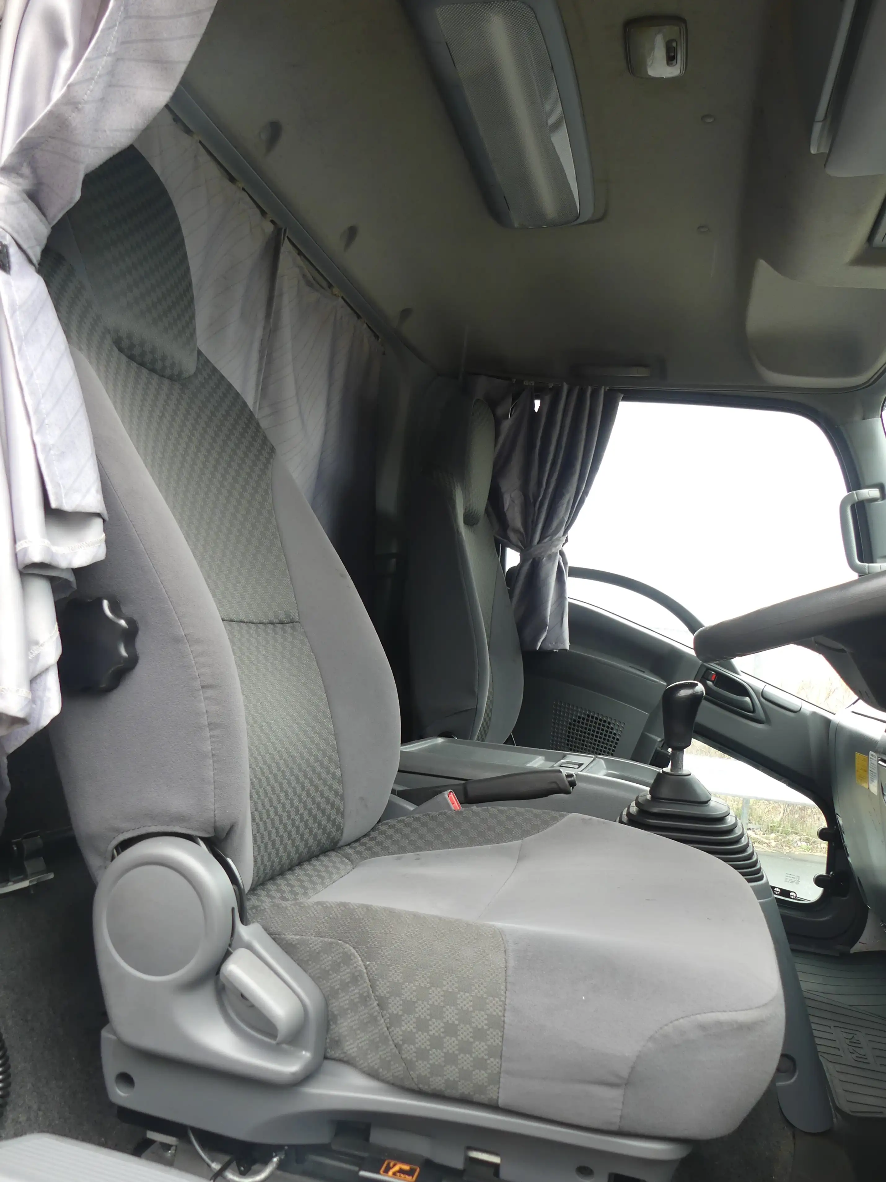 平成28年12月中古中型冷凍バン・ウィングいすゞフォワードの画像5