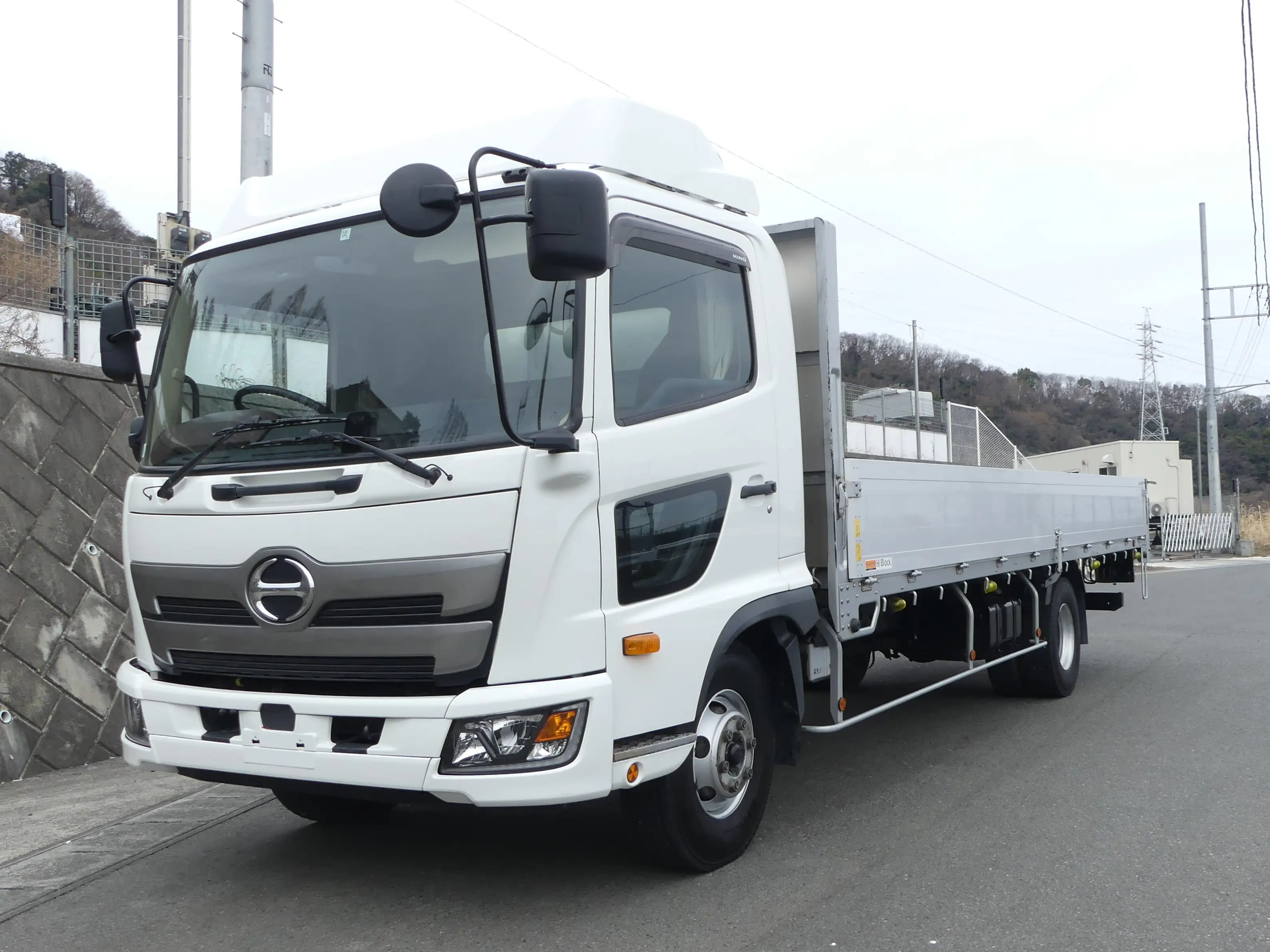 平成29年10月中古中型平ボディ日野レンジャーの画像1