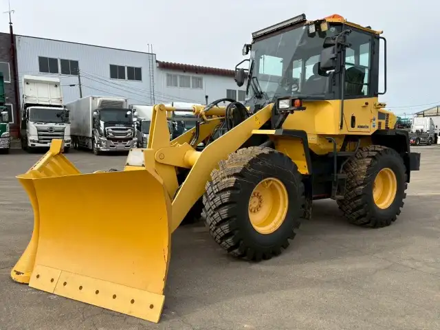 汎用サイドエッジ交換済【車検=R9年1月迄】　H26年　コマツWA150-6　タイヤショベル　マルチブレード油圧ワンタッチ　スパイクタイヤ　アワー2817H  トラクションコントロール付の画像1