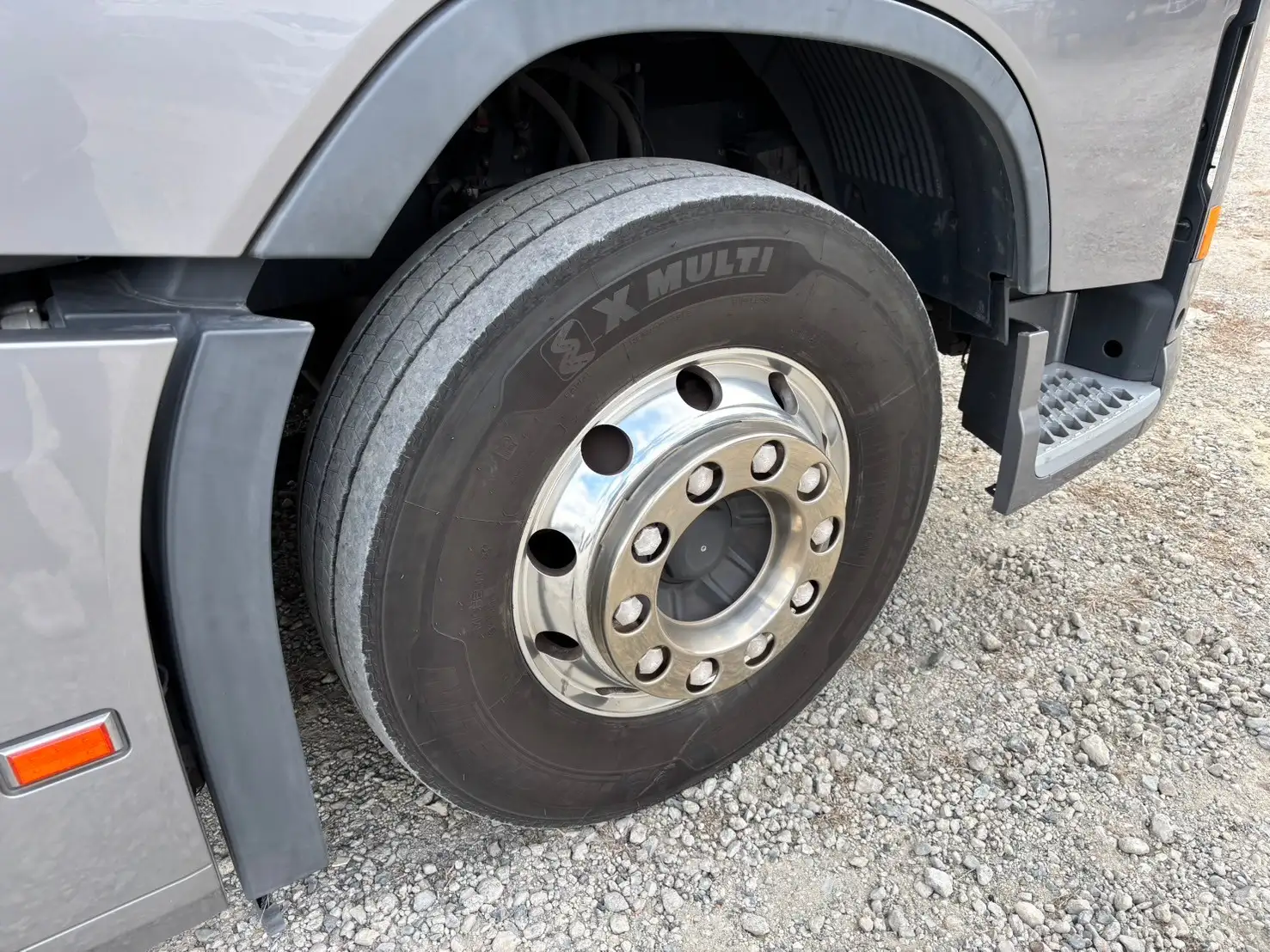 令和3年 ボルボFH 距離17.1万㎞ 460馬力 AT 第五輪荷重11.5t  リアサイドモニターの画像15