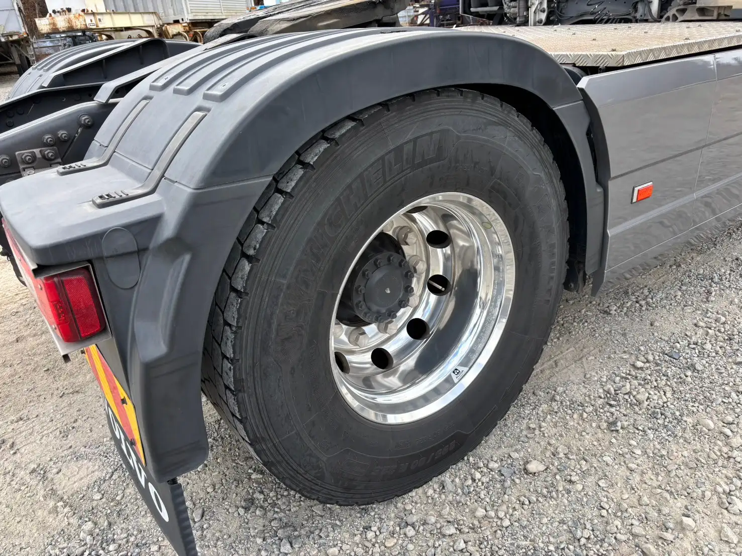 令和3年 ボルボFH 距離17.1万㎞ 460馬力 AT 第五輪荷重11.5t  リアサイドモニターの画像17