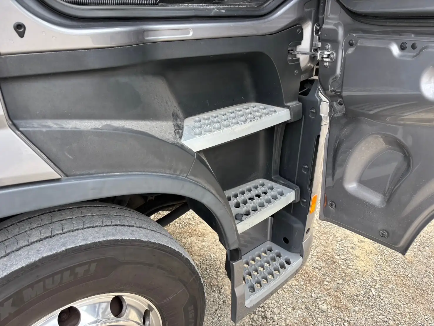 令和3年 ボルボFH 距離17.1万㎞ 460馬力 AT 第五輪荷重11.5t  リアサイドモニターの画像22