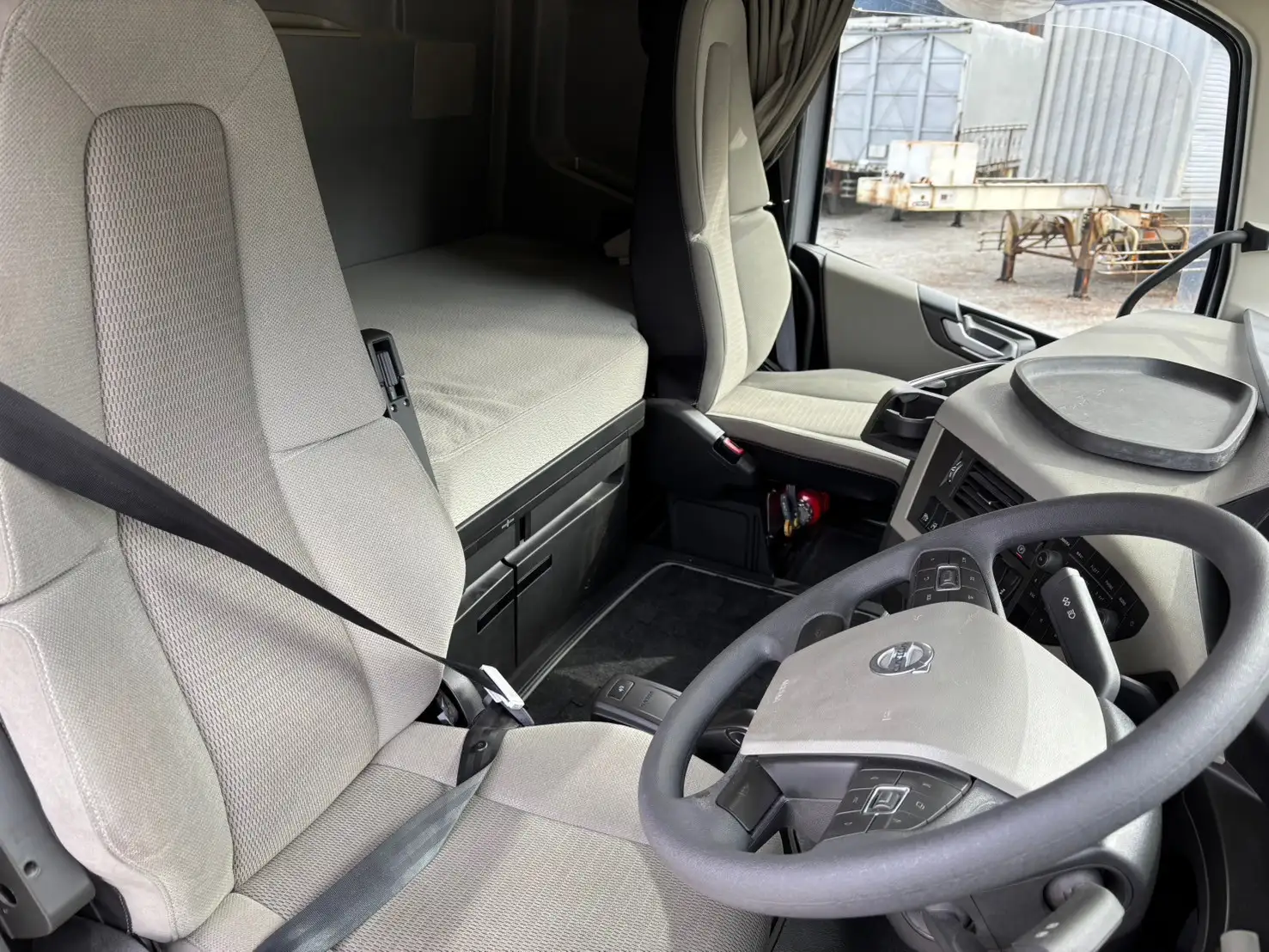 令和3年 ボルボFH 距離17.1万㎞ 460馬力 AT 第五輪荷重11.5t  リアサイドモニターの画像24