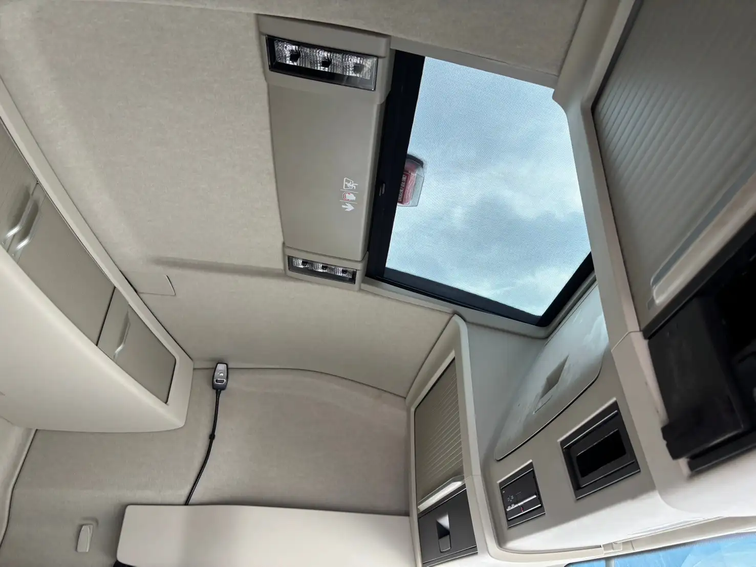 令和3年 ボルボFH 距離17.1万㎞ 460馬力 AT 第五輪荷重11.5t  リアサイドモニターの画像25