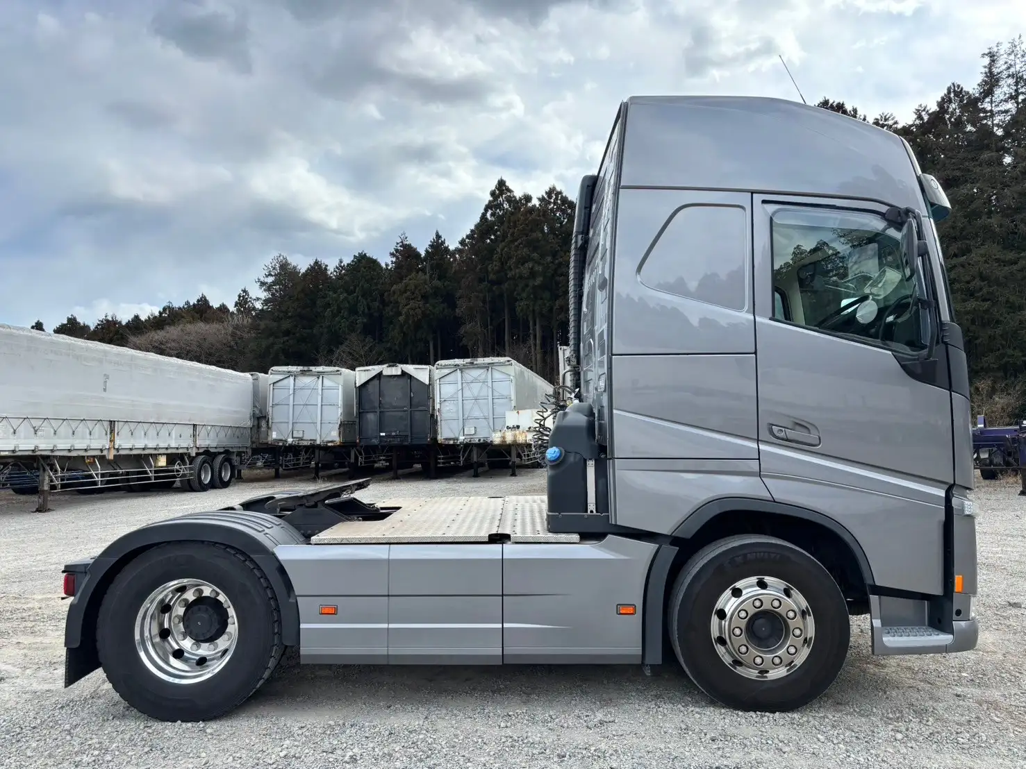 令和3年 ボルボFH 距離17.1万㎞ 460馬力 AT 第五輪荷重11.5t  リアサイドモニターの画像4