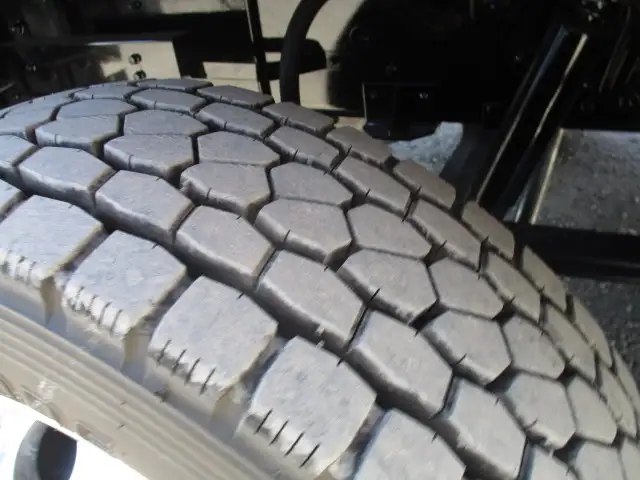 未使用車 令和6年 三菱 大型アルミ平ボデー リアエアサス ハイルーフ AT 7方開 メッキ アルミホイール 最大積載量;14,000kgの画像12