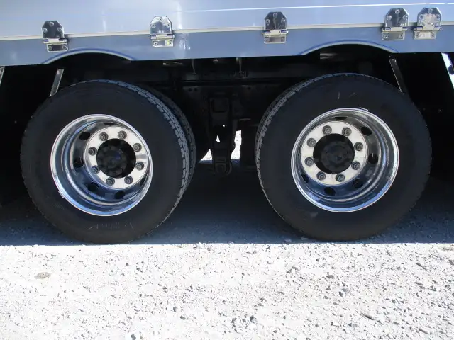 未使用車 令和6年 三菱 大型アルミ平ボデー リアエアサス ハイルーフ AT 7方開 メッキ アルミホイール 最大積載量;14,000kgの画像13