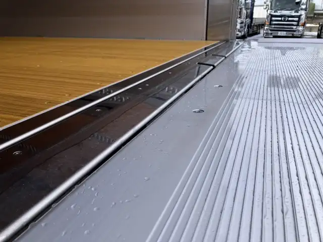 ☆車検付き(R8.11.19)☆　令和6年　日野　4tアルミウィング　跳ね上げPG　ハイルーフ　62ワイド　ラッシング2段　リモコン付き　AT(2ペダル)　積載：2,100㎏　距離：1,000㎞未満　の画像19