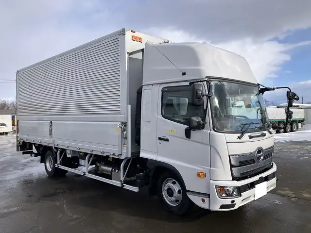 ☆車検付き(R8.11.19)☆　令和6年　日野　4tアルミウィング　跳ね上げPG　ハイルーフ　62ワイド　ラッシング2段　リモコン付き　AT(2ペダル)　積載：2,100㎏　距離：1,000㎞未満　の画像3