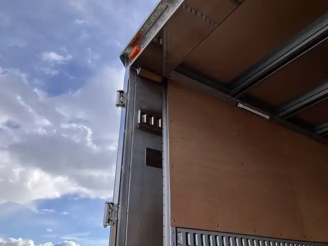 ☆車検付き(R8.11.19)☆　令和6年　日野　4tアルミウィング　跳ね上げPG　ハイルーフ　62ワイド　ラッシング2段　リモコン付き　AT(2ペダル)　積載：2,100㎏　距離：1,000㎞未満　の画像25