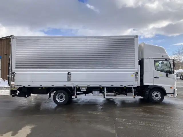 ☆車検付き(R8.11.19)☆　令和6年　日野　4tアルミウィング　跳ね上げPG　ハイルーフ　62ワイド　ラッシング2段　リモコン付き　AT(2ペダル)　積載：2,100㎏　距離：1,000㎞未満　の画像4