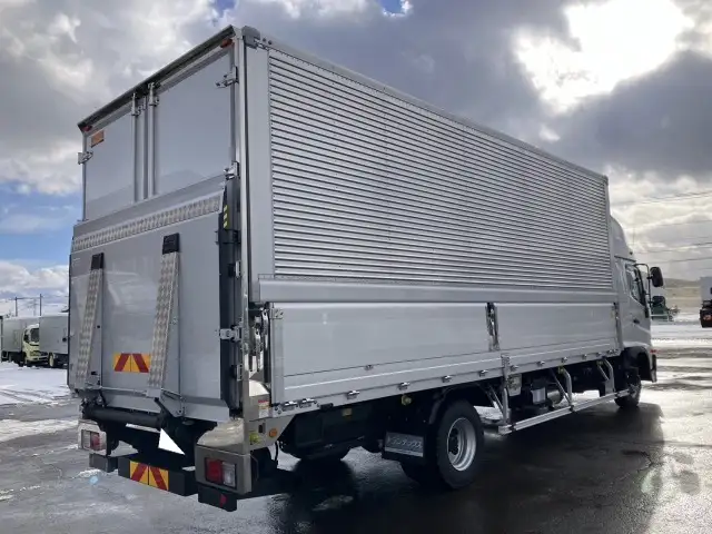 ☆車検付き(R8.11.19)☆　令和6年　日野　4tアルミウィング　跳ね上げPG　ハイルーフ　62ワイド　ラッシング2段　リモコン付き　AT(2ペダル)　積載：2,100㎏　距離：1,000㎞未満　の画像5