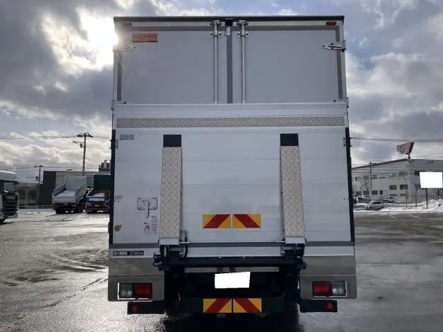 ☆車検付き(R8.11.19)☆　令和6年　日野　4tアルミウィング　跳ね上げPG　ハイルーフ　62ワイド　ラッシング2段　リモコン付き　AT(2ペダル)　積載：2,100㎏　距離：1,000㎞未満　の画像6