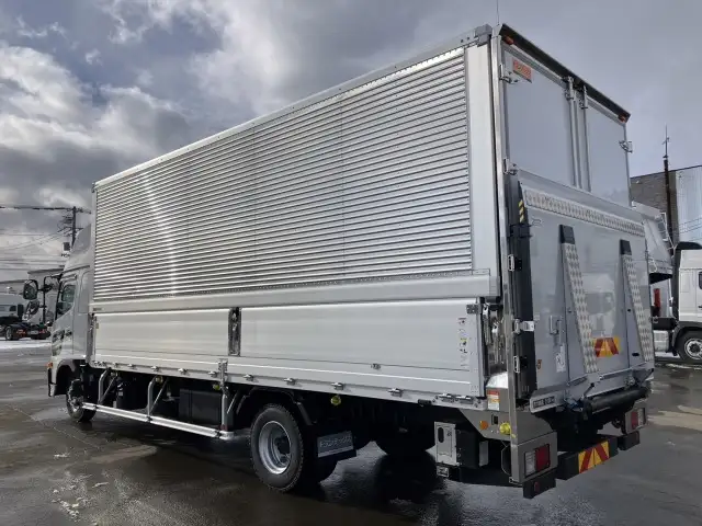 ☆車検付き(R8.11.19)☆　令和6年　日野　4tアルミウィング　跳ね上げPG　ハイルーフ　62ワイド　ラッシング2段　リモコン付き　AT(2ペダル)　積載：2,100㎏　距離：1,000㎞未満　の画像7