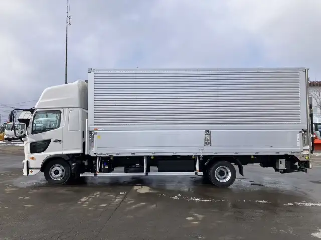 ☆車検付き(R8.11.19)☆　令和6年　日野　4tアルミウィング　跳ね上げPG　ハイルーフ　62ワイド　ラッシング2段　リモコン付き　AT(2ペダル)　積載：2,100㎏　距離：1,000㎞未満　の画像8