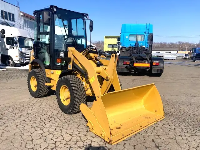 R4年  CAT  タイヤショベル  902-C2  アワー162h  サイドシャッター付  スノータイヤ:12.5/70-16の画像3