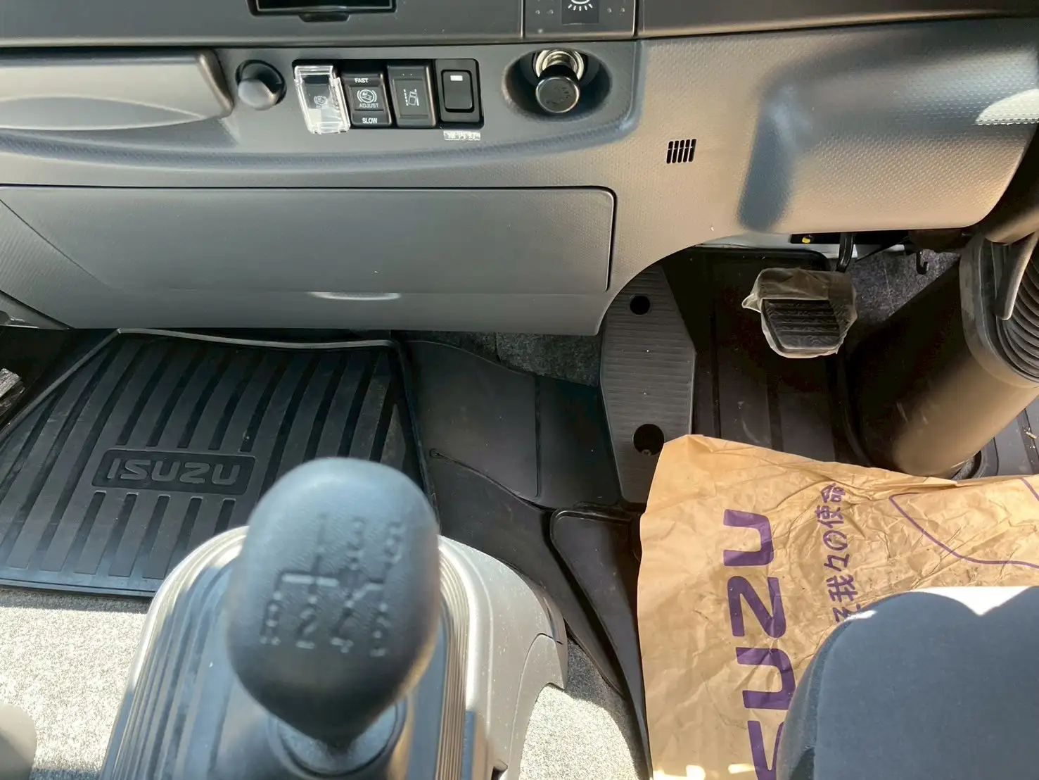 ☆車検付き(R7.6.29)☆　令和5年　いすゞ 4t冷凍バン 　MT6　走行距離:1,354㎞　積載:2,350㎏　横ドア有　240馬力の画像12