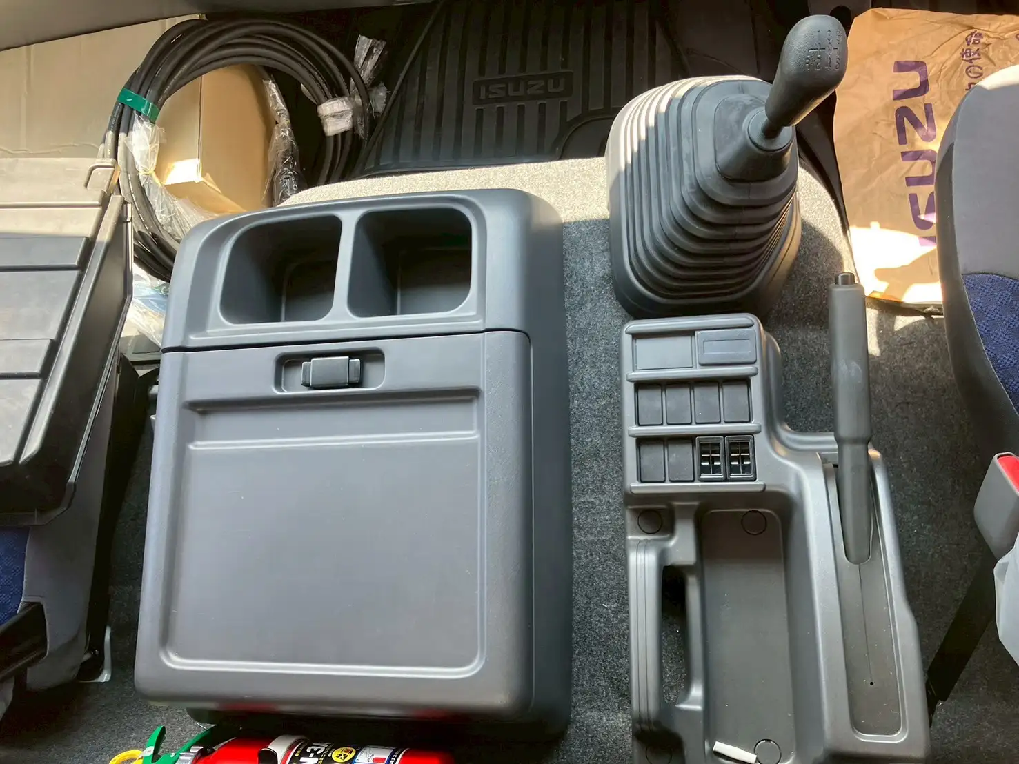 ☆車検付き(R7.6.29)☆　令和5年　いすゞ 4t冷凍バン 　MT6　走行距離:1,354㎞　積載:2,350㎏　横ドア有　240馬力の画像13