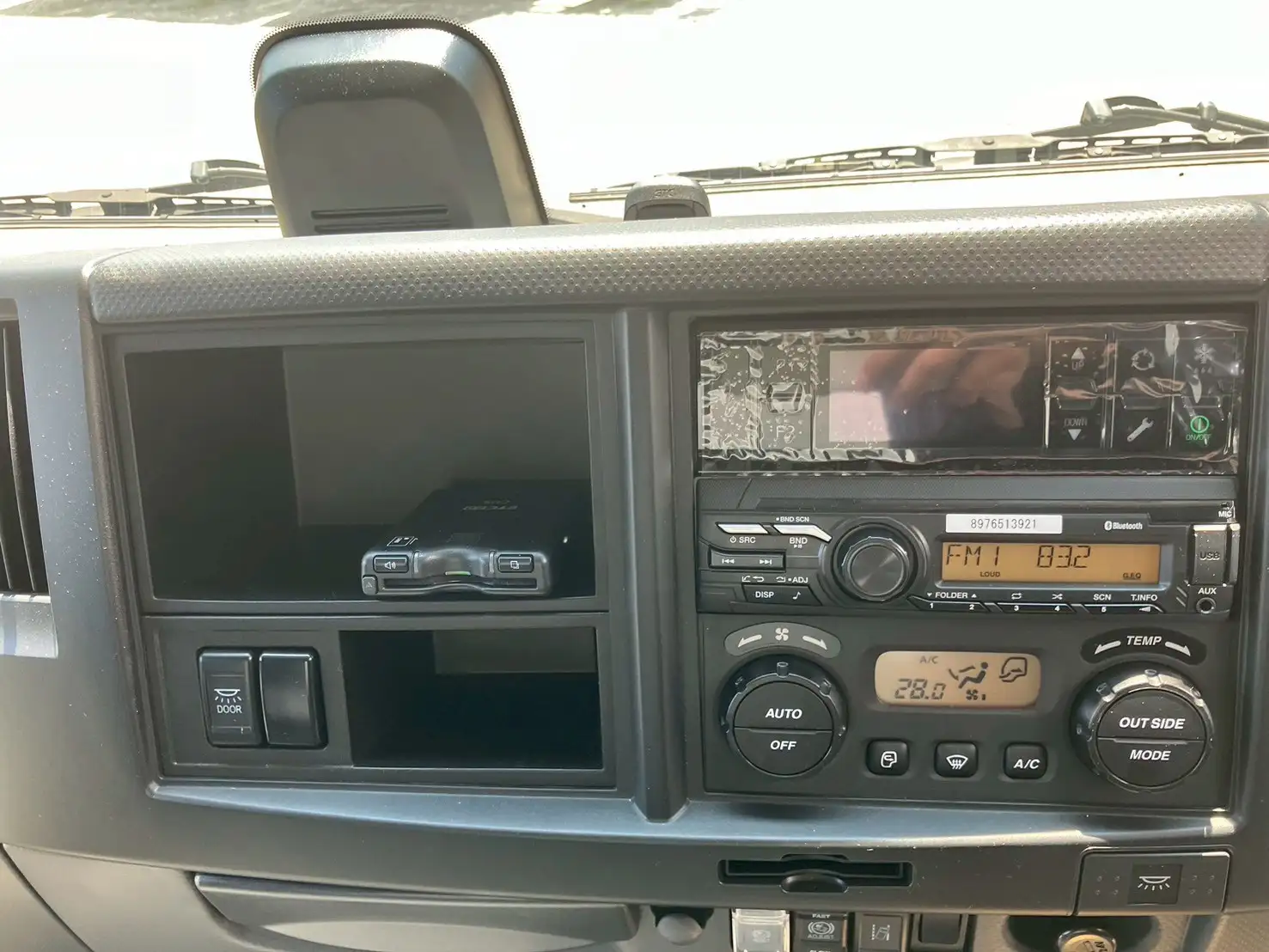 ☆車検付き(R7.6.29)☆　令和5年　いすゞ 4t冷凍バン 　MT6　走行距離:1,354㎞　積載:2,350㎏　横ドア有　240馬力の画像14