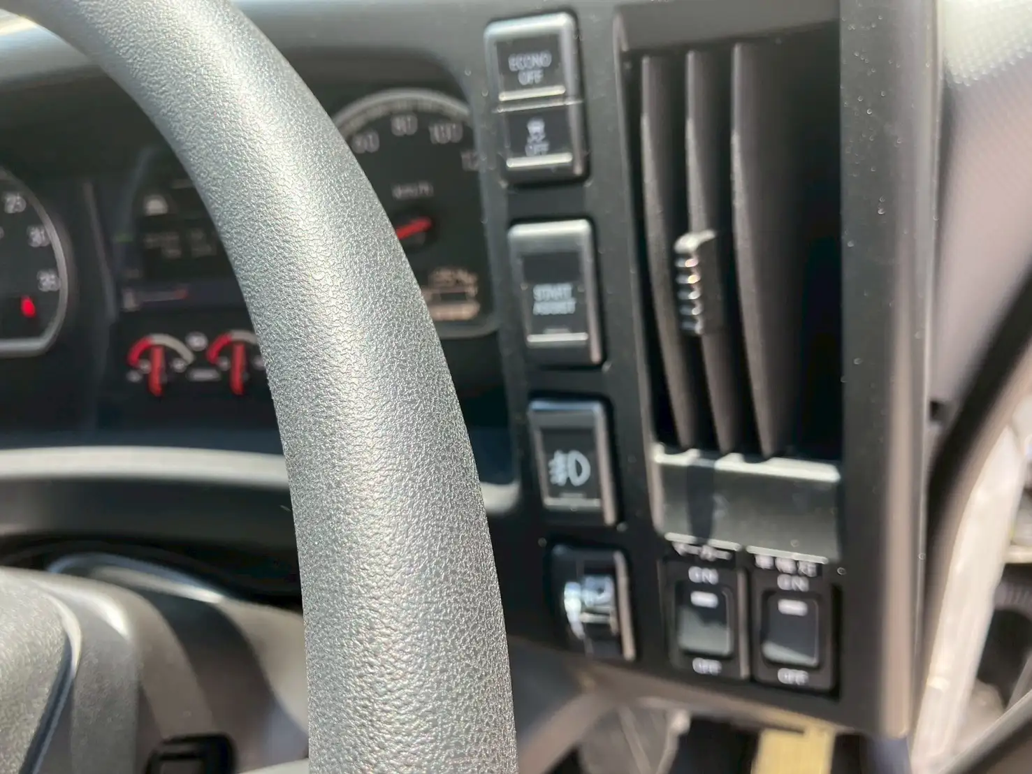 ☆車検付き(R7.6.29)☆　令和5年　いすゞ 4t冷凍バン 　MT6　走行距離:1,354㎞　積載:2,350㎏　横ドア有　240馬力の画像17