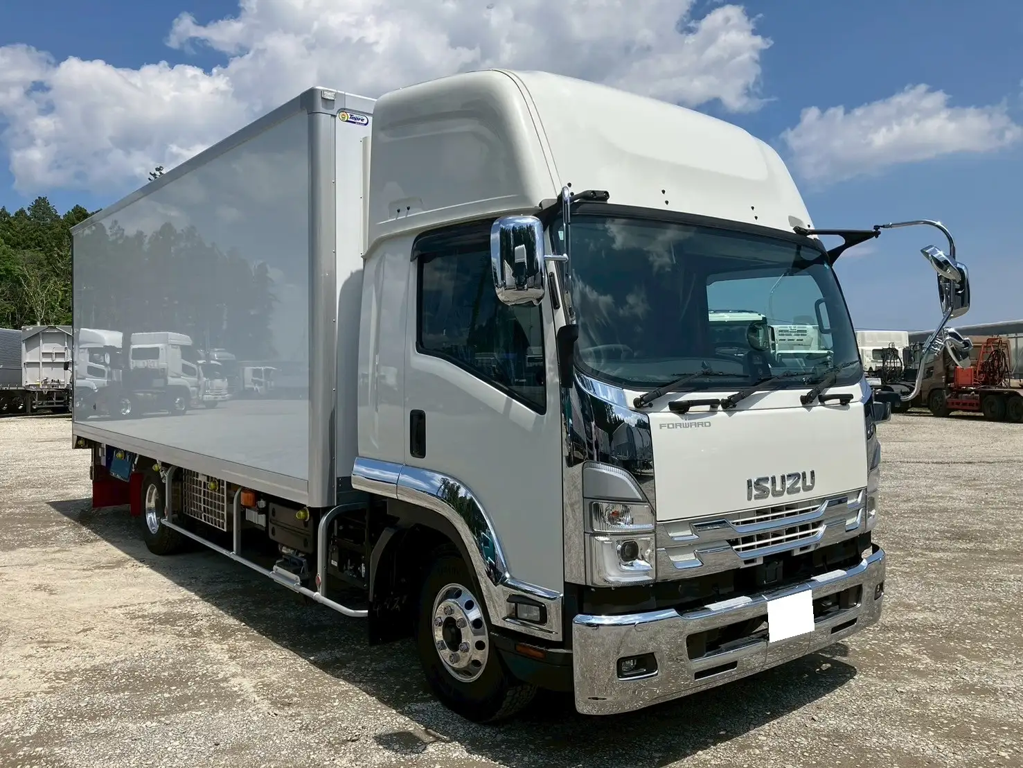 ☆車検付き(R7.6.29)☆　令和5年　いすゞ 4t冷凍バン 　MT6　走行距離:1,354㎞　積載:2,350㎏　横ドア有　240馬力の画像3