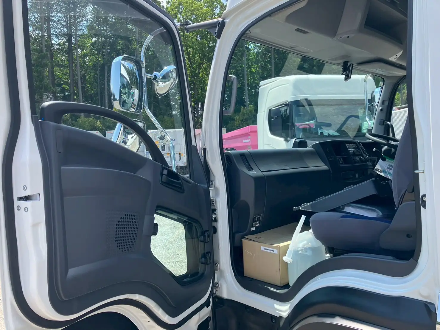 ☆車検付き(R7.6.29)☆　令和5年　いすゞ 4t冷凍バン 　MT6　走行距離:1,354㎞　積載:2,350㎏　横ドア有　240馬力の画像23